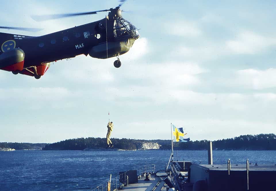 En räddningshelikopter Hkp 1 samövar med Göta Lejon.
