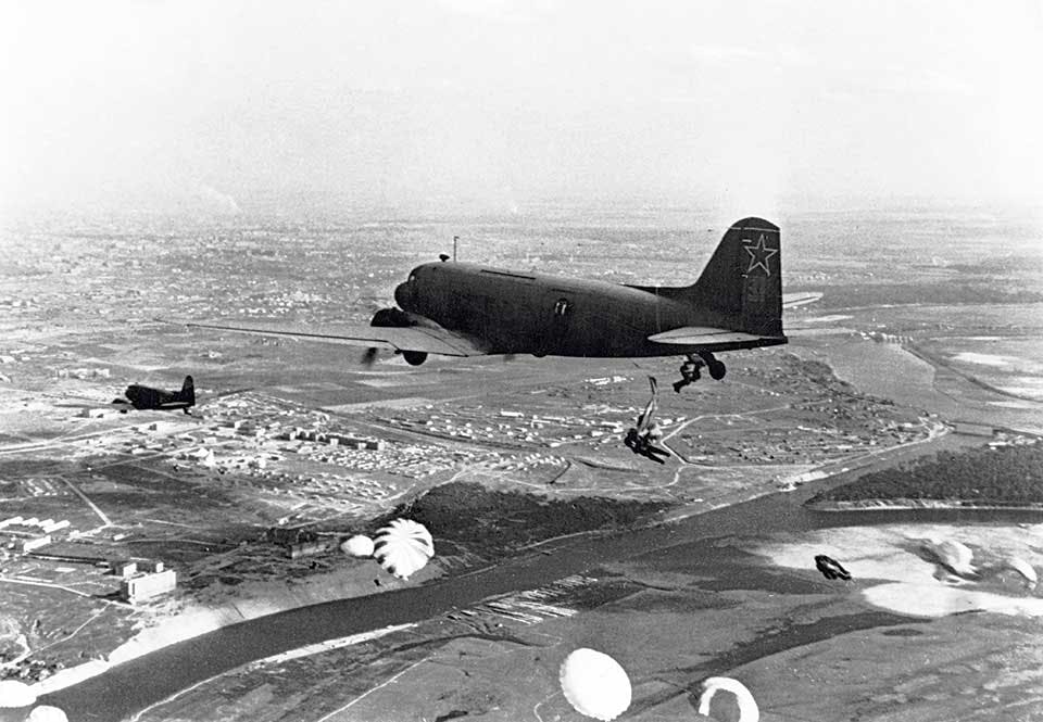 Li-2-flygplan över Dnepr 1943