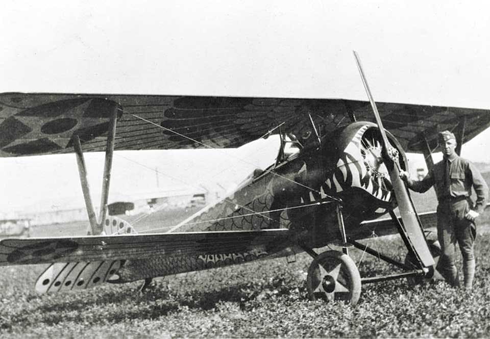 Det amerikanska flygplanet ”Jazbo”, ett Nieuport 27 som målades för att likna en piraya