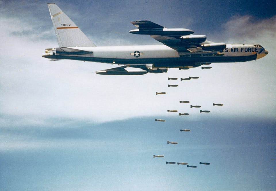 En B-52 fäller bomber över Sydostasien