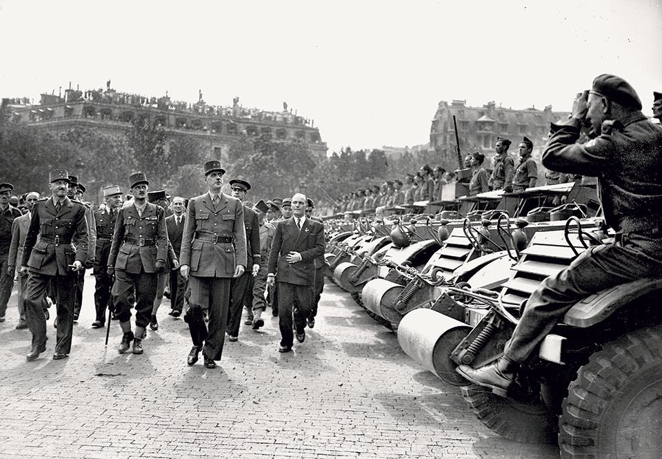 general de Gaulle tillsammans med generalerna Koenig och Leclerc (mitten) marschera in i ett befriat Paris
