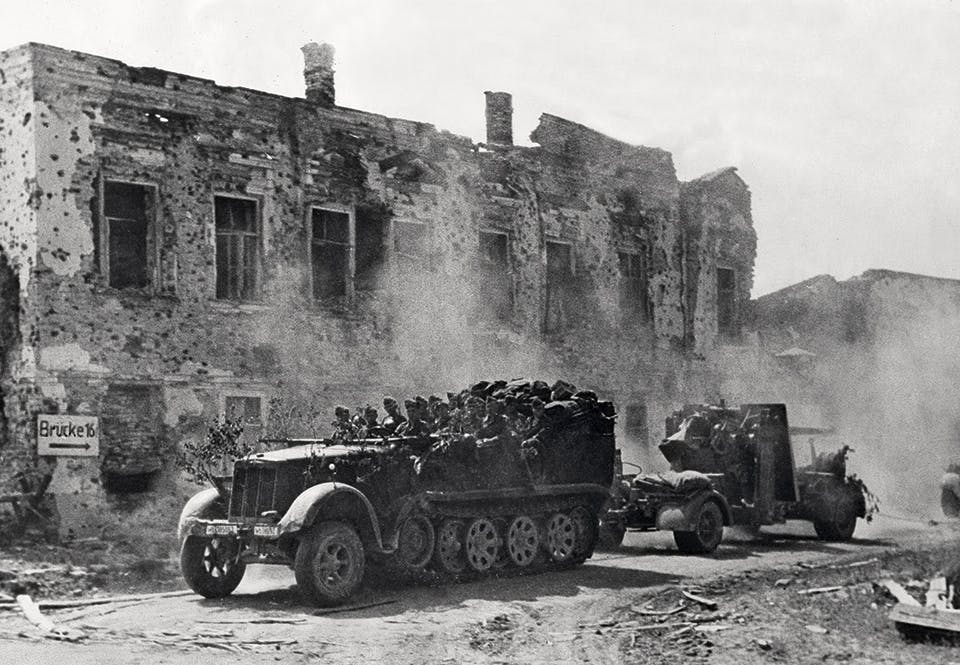 En 88:a dragen av en halvbandvagn SdKfz 7 på östfronten sommaren 1942.