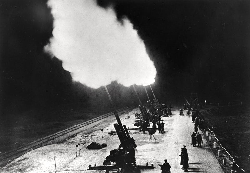 Ett luftvärnsbatteri med 88:or under eldgivning 1941.