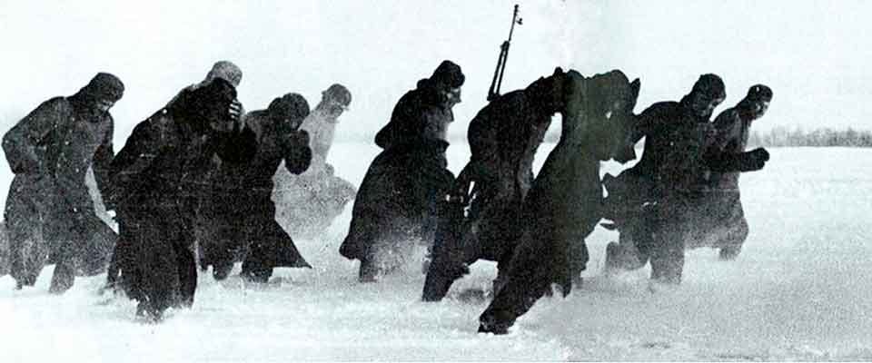 Tyska soldater fick fly till fots under svåra förhållanden när ryssar gick till motattack.