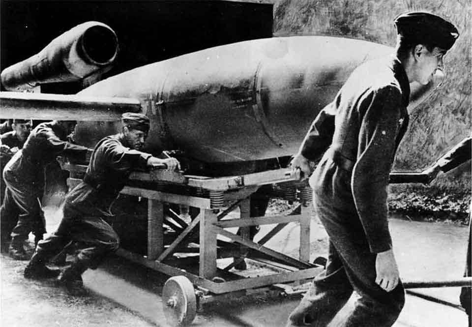 I Frankrike hade Walter Hoffman till uppgift att köra lastbil med tyska V-1-robotar