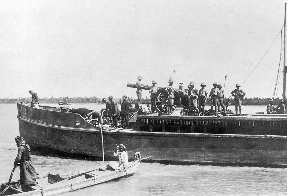 brittisk flodbat Brittisk flodbåt med en BL 6-tumskanon på floden Tigris 1916.