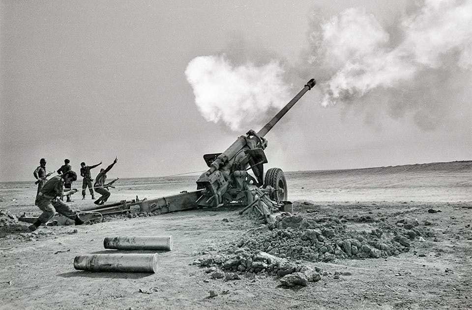 Irakisk artilleripjäs avfyras under Iran-Irakkriget. 1980.