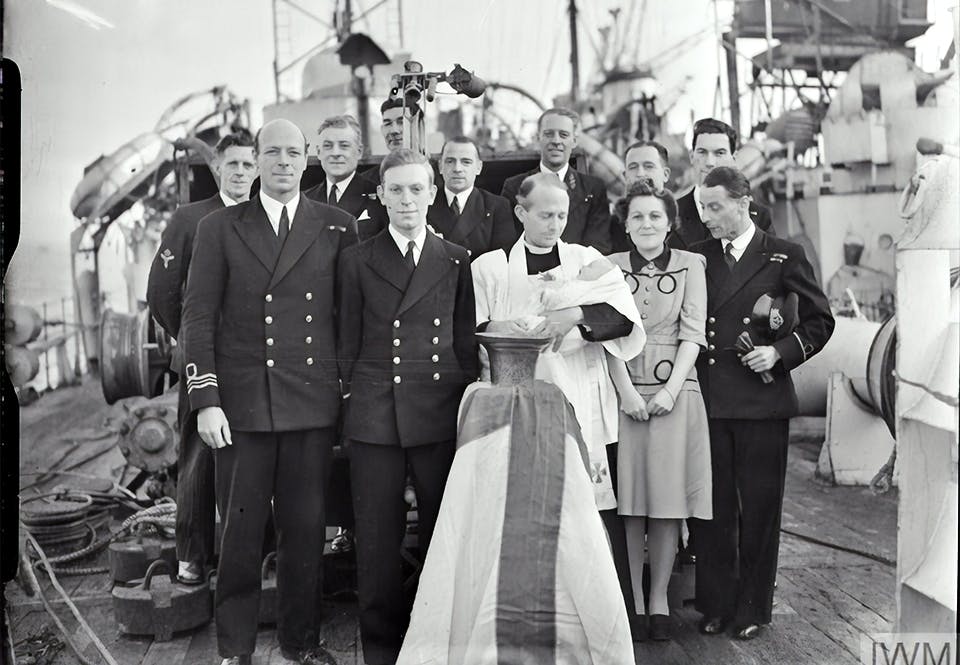 dop i skeppsklocka minsveparen albury andra varldskriget Dop i skeppsklocka ombord på en brittisk minsvepare (HMS Albury) under andra världskriget.