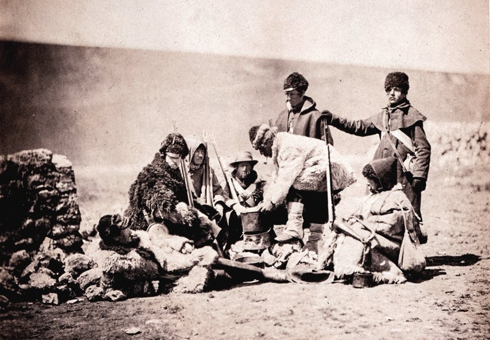 Gruppbild av soldater under Krimkriget av Roger Fenton. Soldaterna är iklädda vinterkläder.