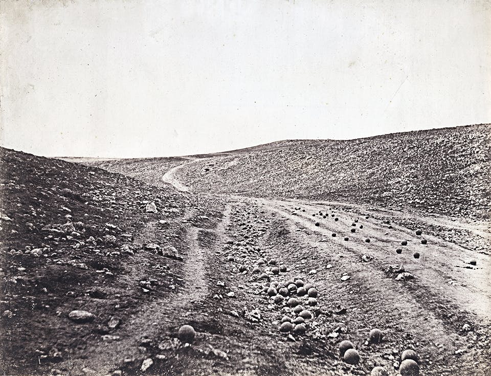 Roger Fentons klassiska bild av Dödens dal från Krimkriget. På bilden syns kanonkulor både på och bredvid vägen.