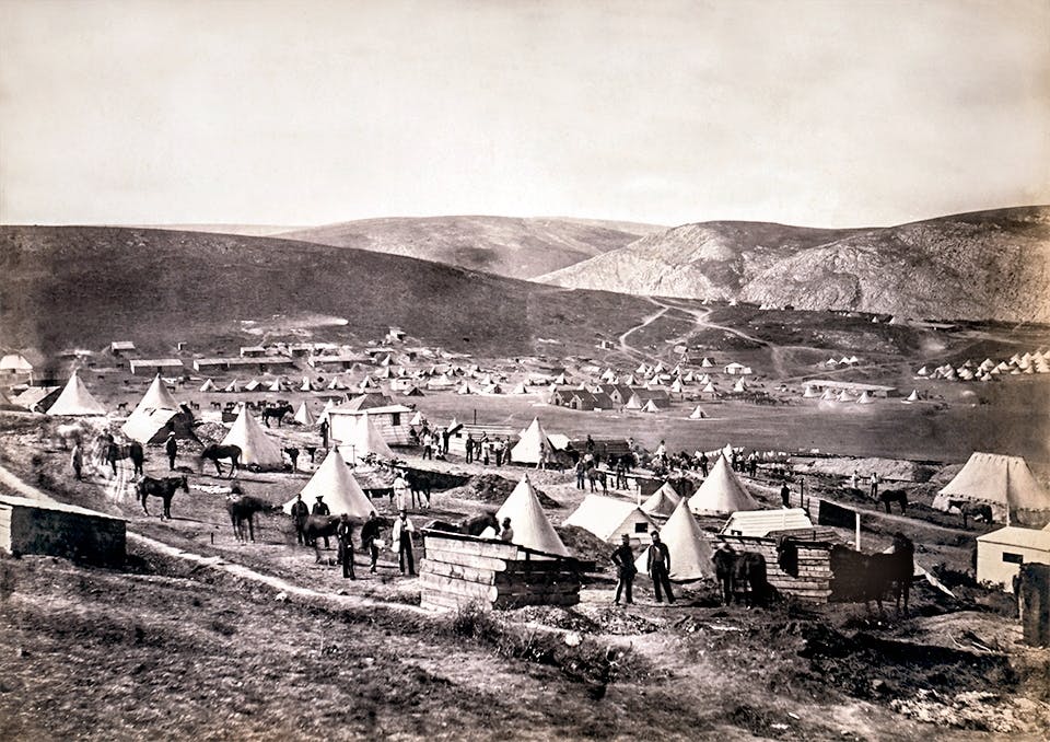 Vy över brittiskt soldatläger i Krimkriget, fotograferat av Roger Fenton.