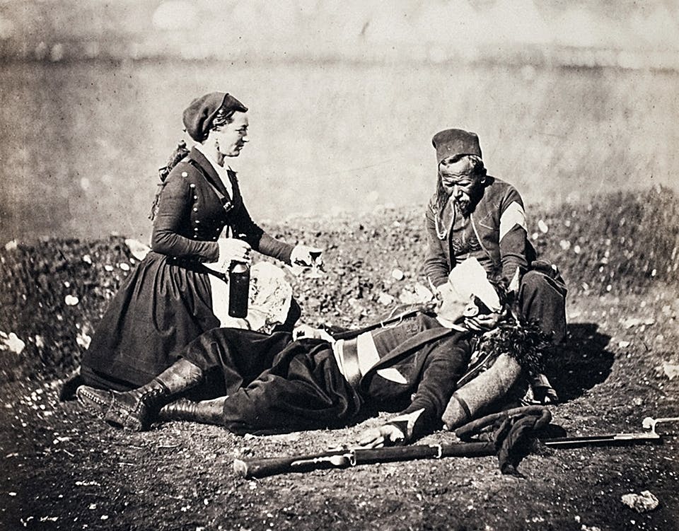 Sårad soldat i Krimkriget tas omhand.