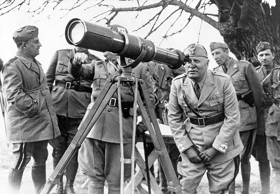 Italiens invasion av Grekland under andra världskriget. Mussolini studerar fronten genom kikare.