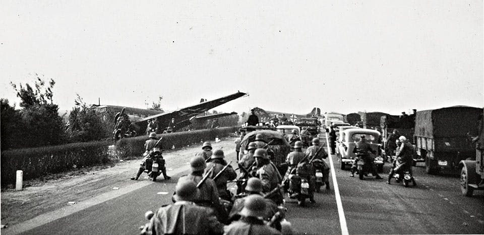 Anfallet mot Nederländerna 1940. Invasionens början med tyska trupper på väg genom Holland.