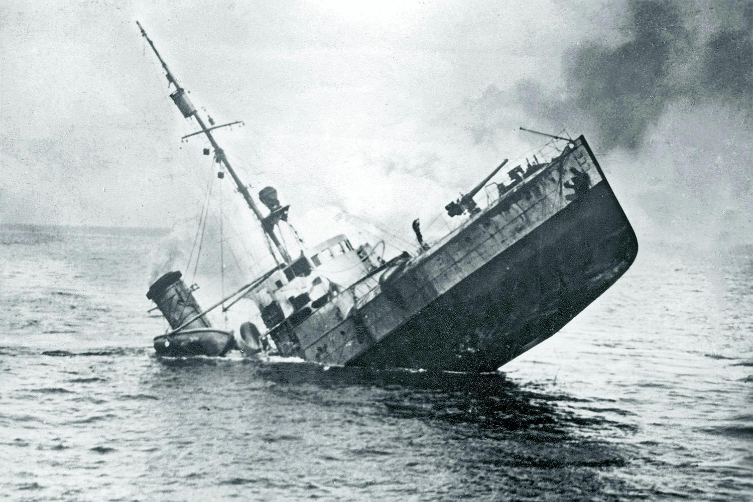 Tysk minsvepare sjunker sedan den gått på en mina i Östersjön under första världskriget.