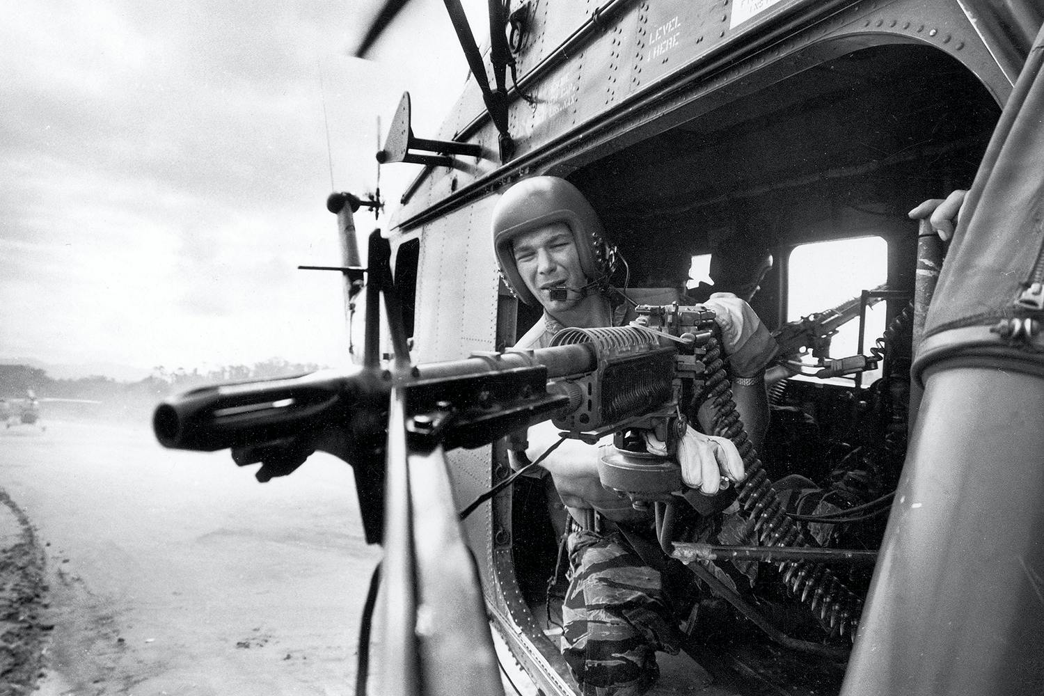 Vietnamkriget.  Helikoptern är en Sikorsky H-34.