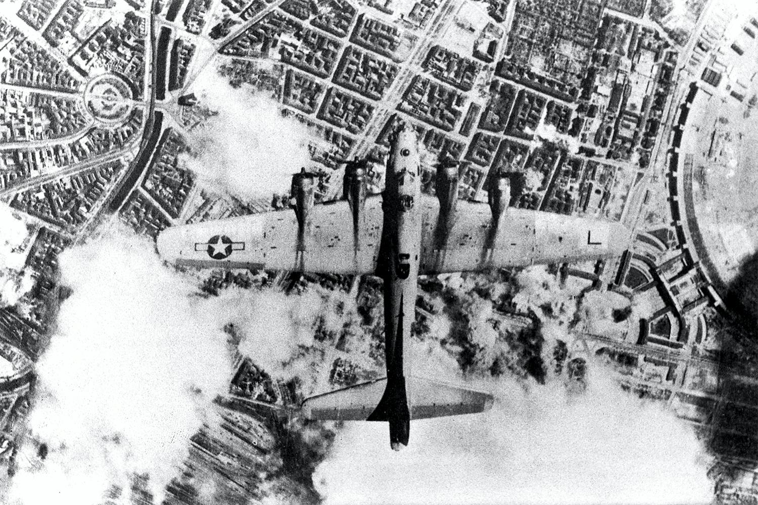 B-17 Flying Fortress i bombanfall över Berlin 1945. 
