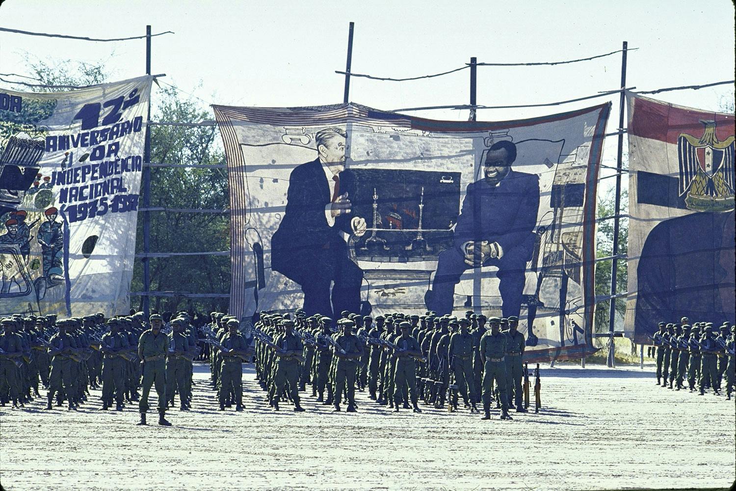 Unitasoldater excercerar framför en banderoll med Ronald Reagan och Jonas Savimbi.