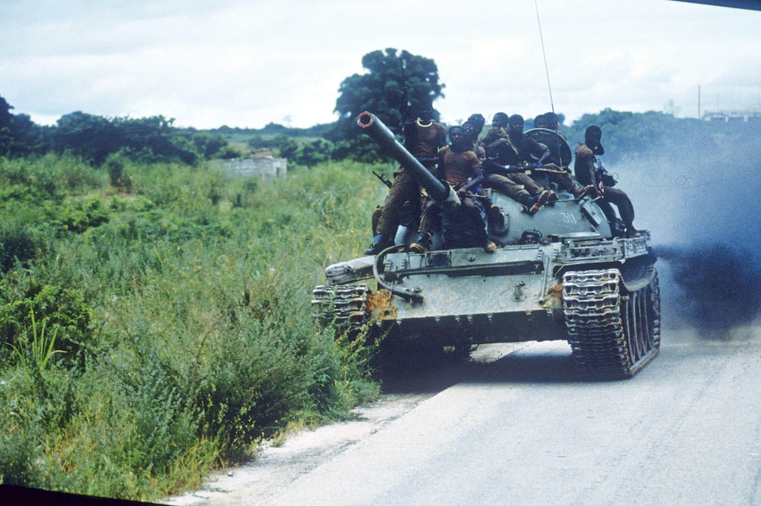 MPLA-soldater på en sovjetisk T-55 stridsvagn.