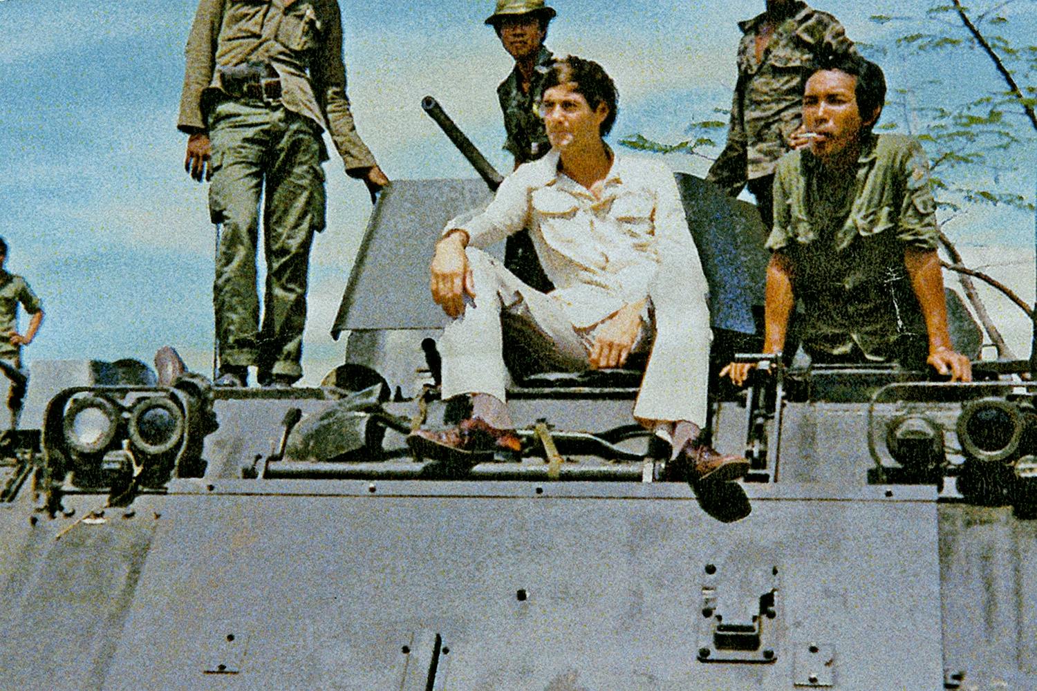 Bernhard Englund på en M113 pansarskyttefordon utanför Phnom Penh i april 1975.