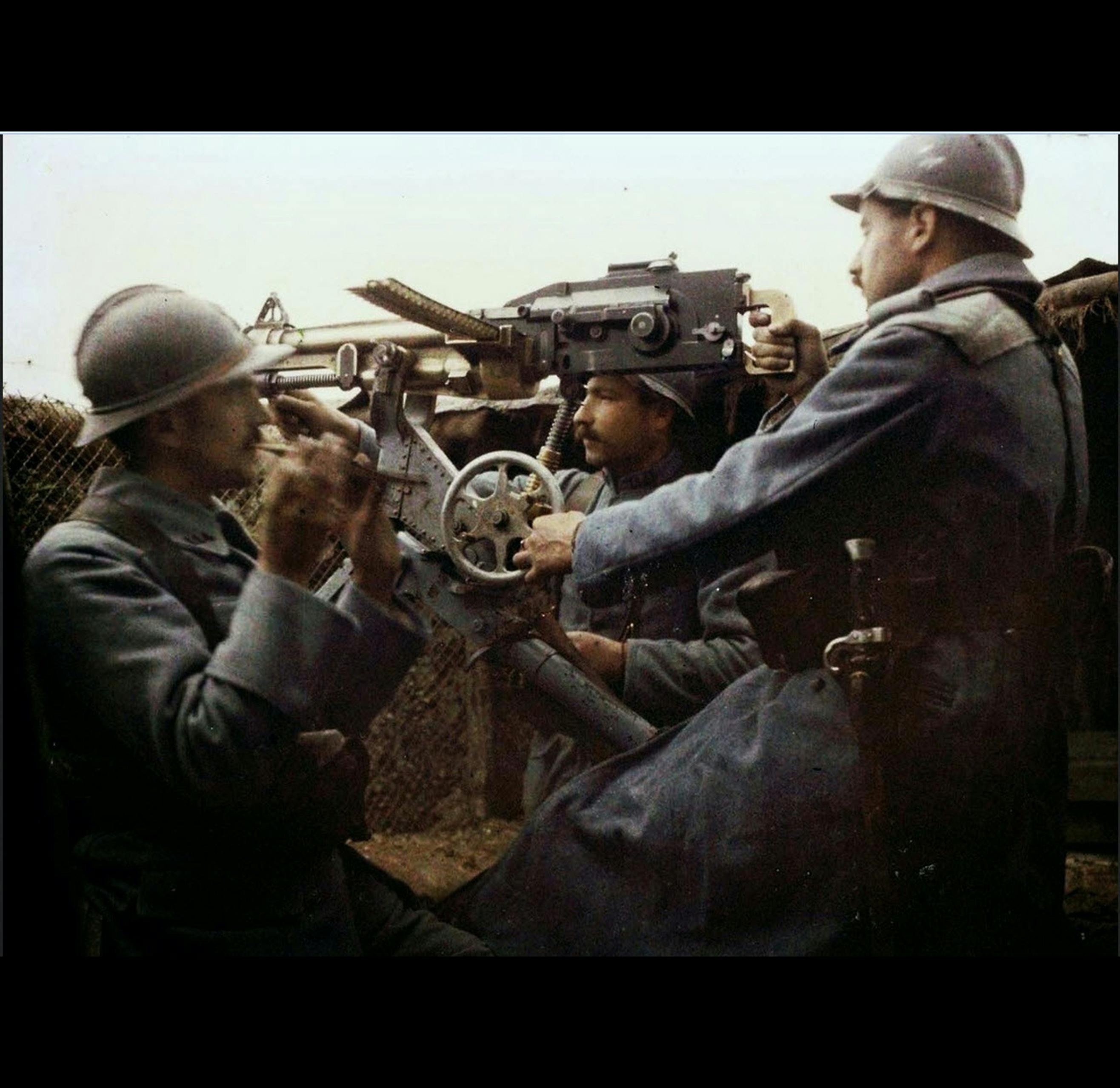 frenchsoldiersandmachinegun IF9WGvOXsQw0gb Slaget vid Verdun 1916, franska soldater med kulspruta St Étienne m/1907.
