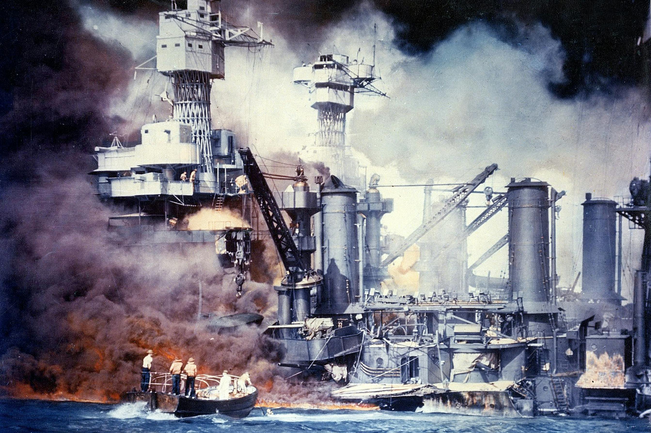 Pearl Harbor 1941, slagskeppet West Virginia sjunker brinnande.