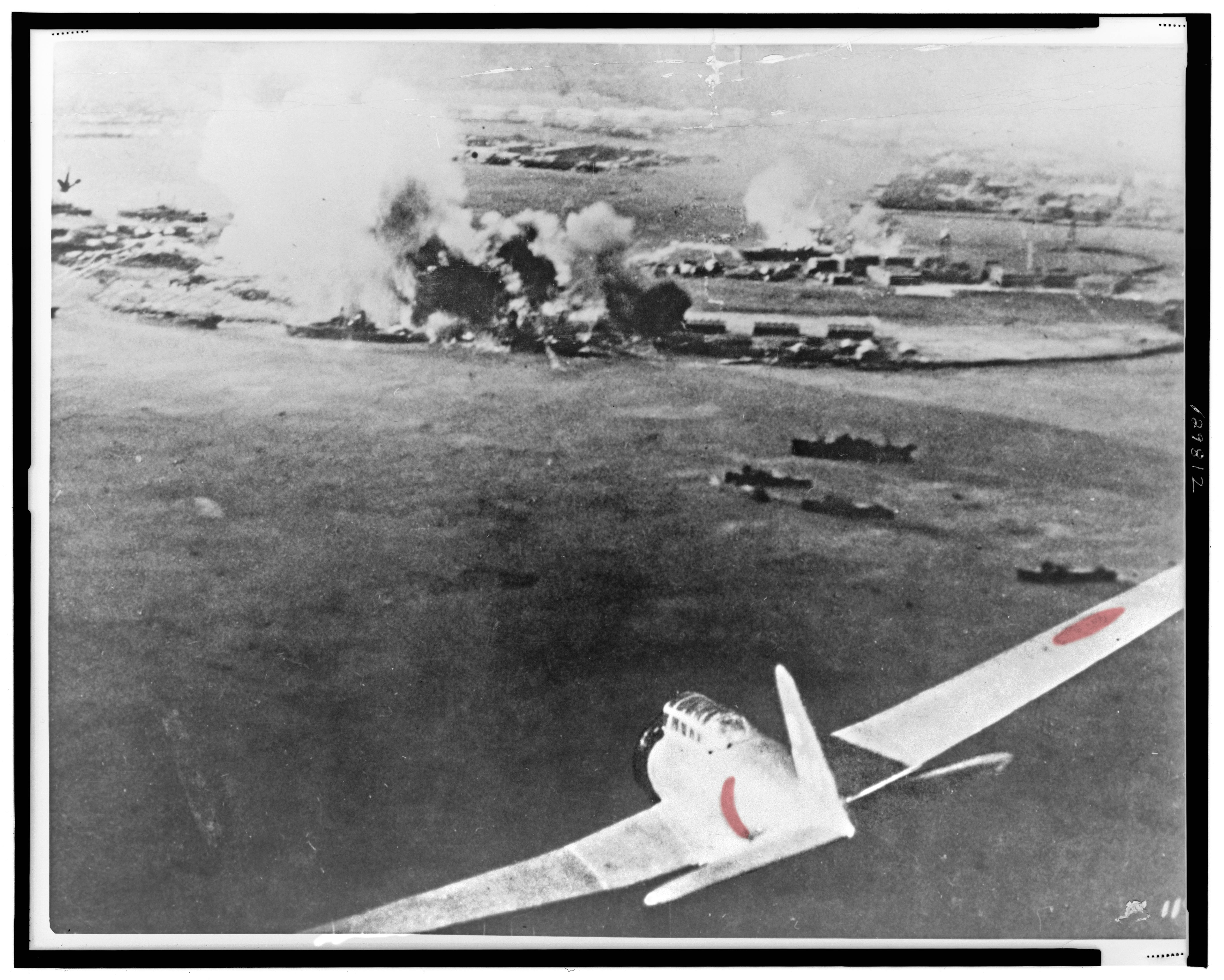 Anfallet mot Pearl Harbor 1941 fotograferat av japansk pilot. Bombplan Nakajima B5N2 Kate.