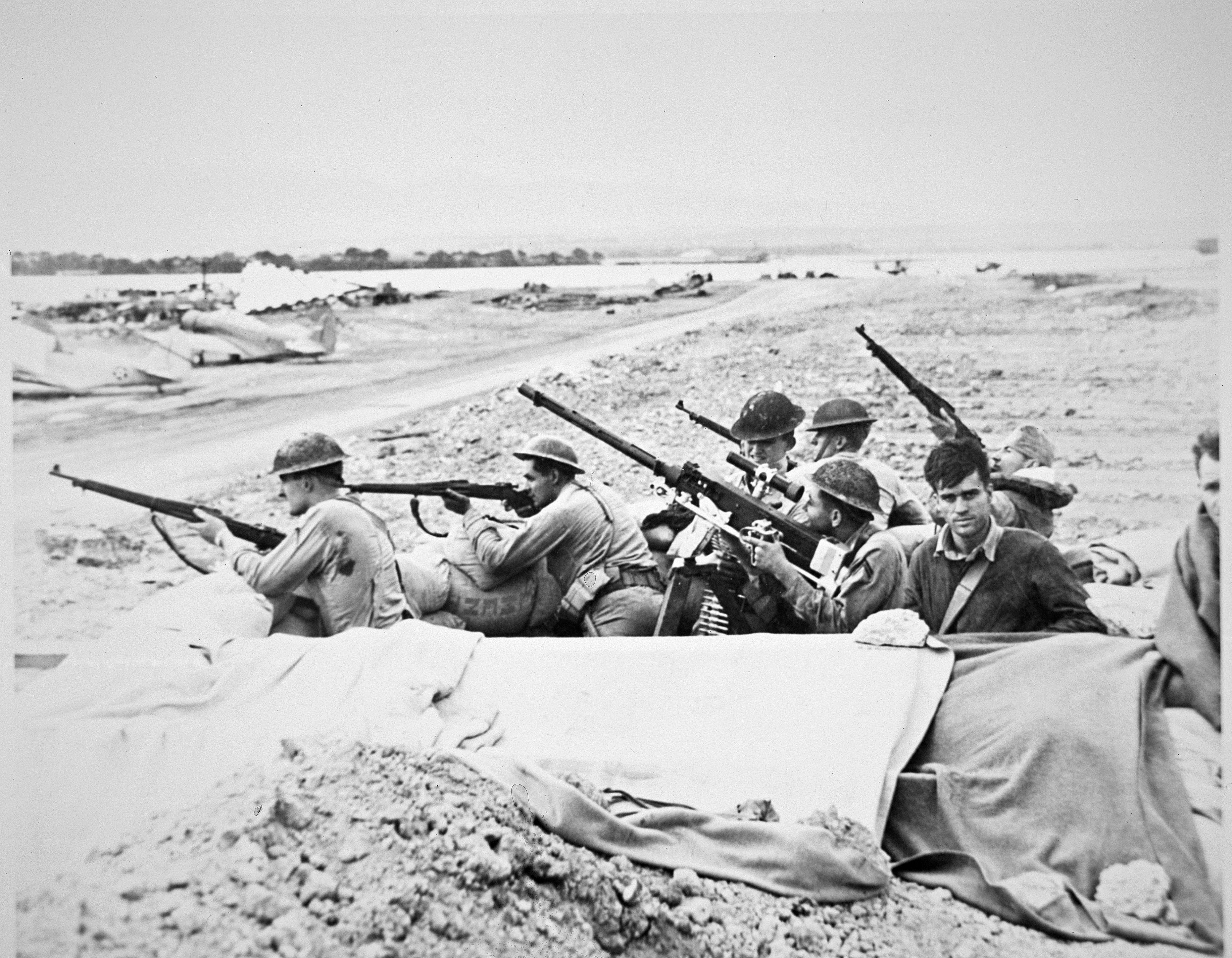 Anfallet mot Pearl Harbor 1941. Flygfält, försvar, Browning m/1921 kulspruta.