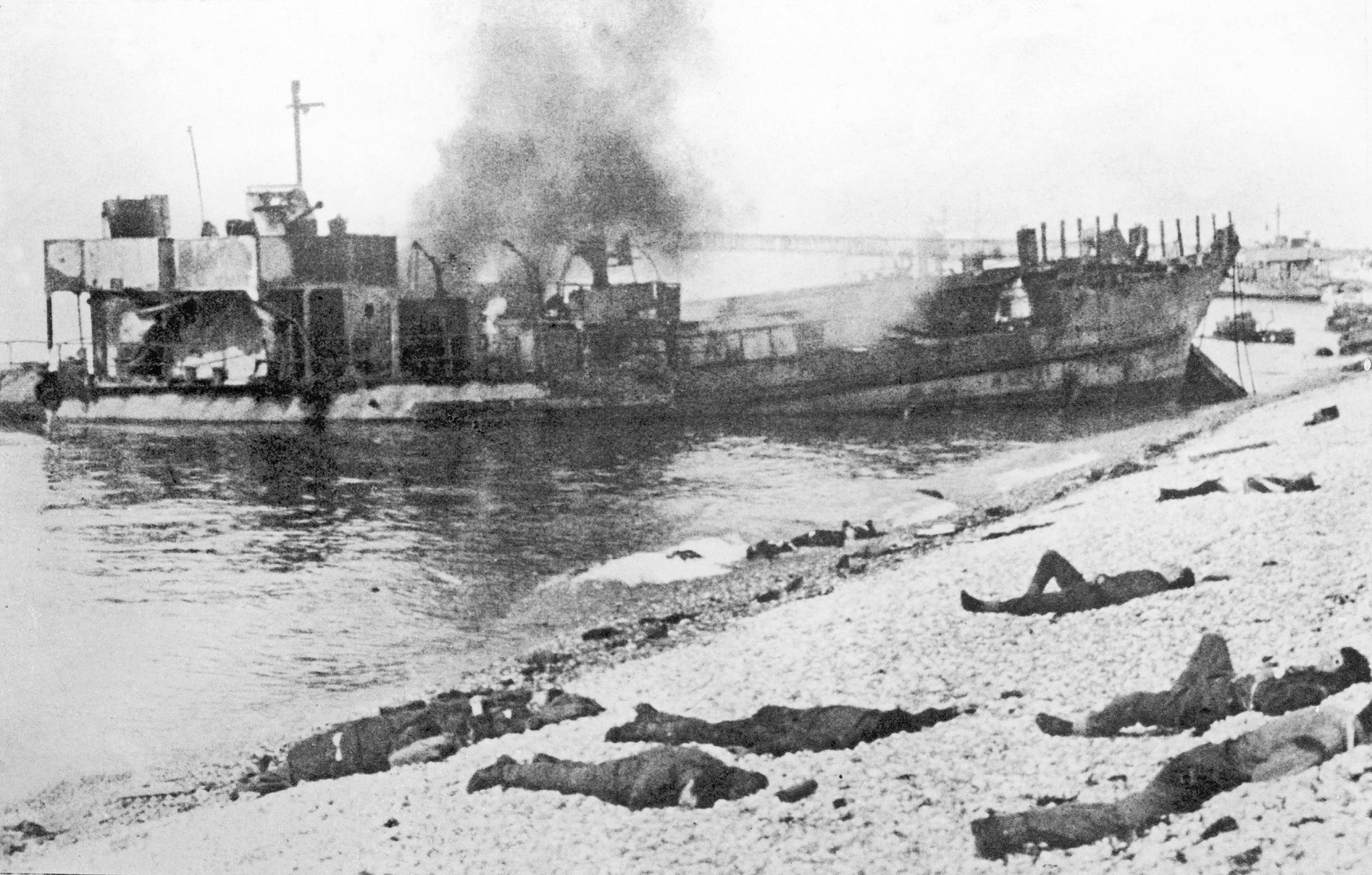 Räden mot Dieppe 1942. Döda på stranden.
