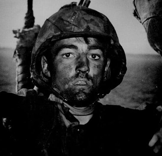 Amerikansk soldat drabbad av granatchock under slaget om Guadalcanal Amerikansk soldat drabbad av granatchock under slaget om Guadalcanal