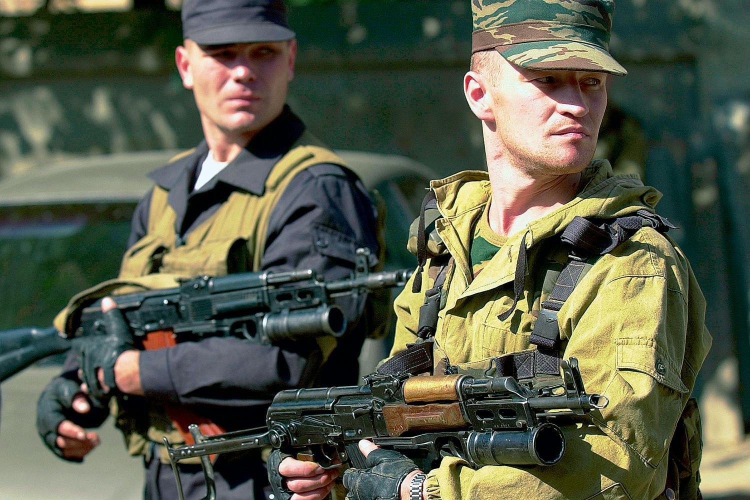 AK-47:s tillverkare Michail Kalasjnikov vid sitt ritbord.