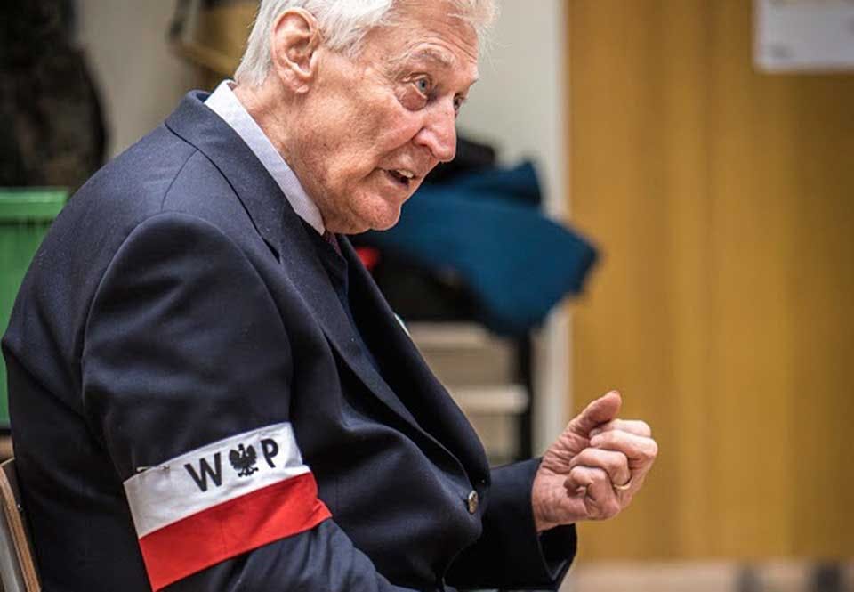 Alfred med motståndsrörelsens armbindel