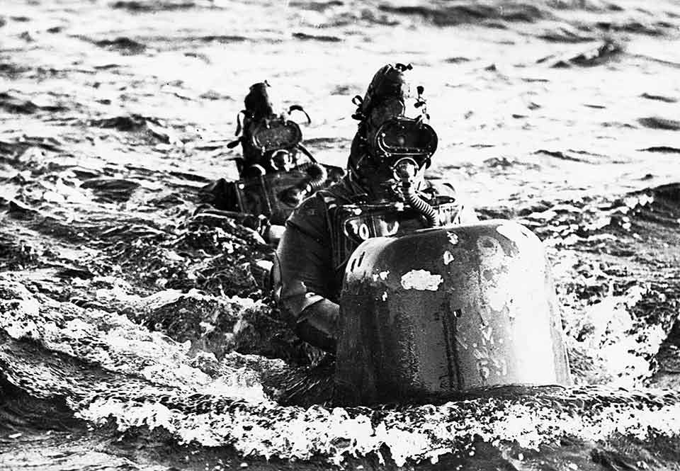 Dykare på en brittisk Chariot Mk.