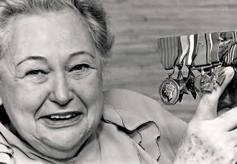Nancy Wake med medaljer Nancy Wake med medaljer