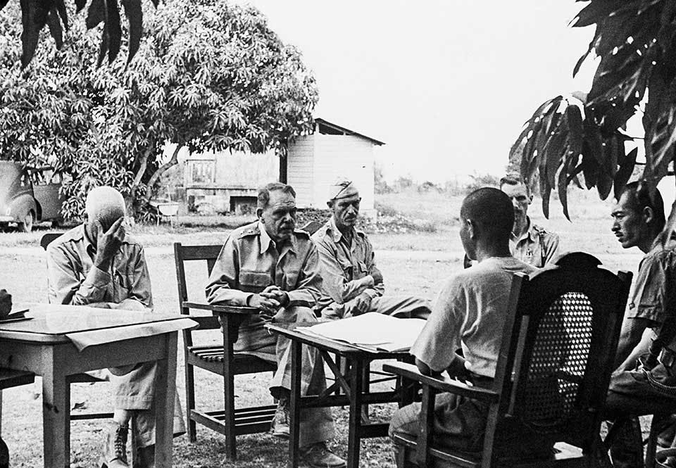 Generalmajor Edward P King (i mitten på bilden) undertecknar kapitulationen den 9 april 1942. Generalmajor Edward P King (i mitten på bilden) undertecknar kapitulationen den 9 april 1942.