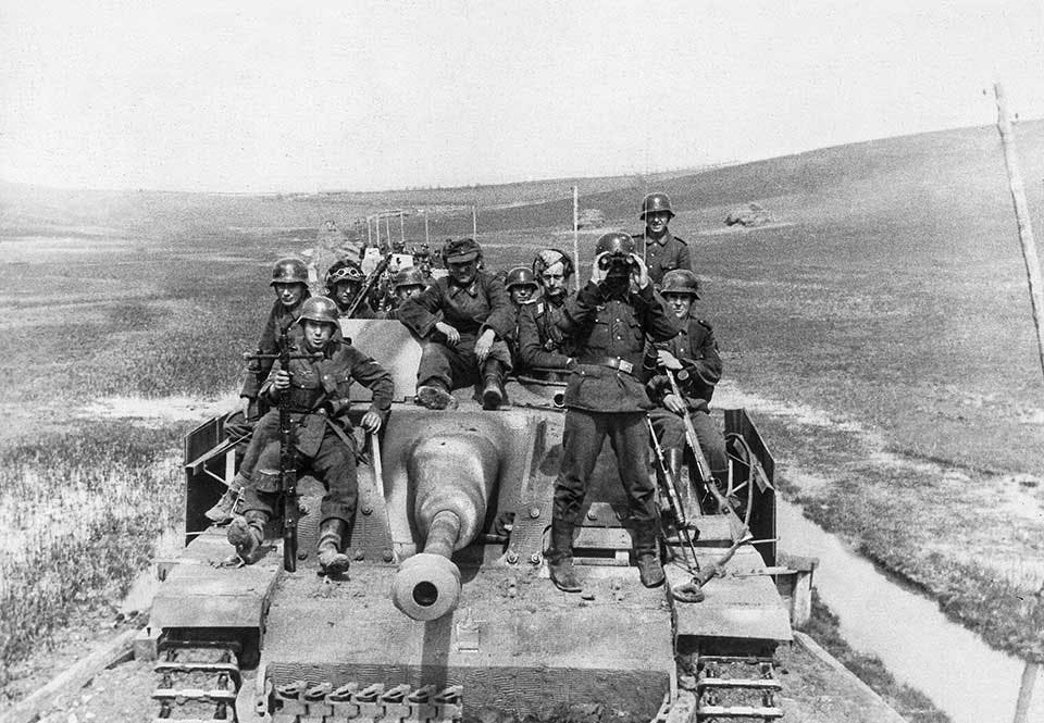 Grenadjärer, troligen ur Sturmgeschütz-Abteilung Großdeutschland, spanar efter fienden från sin StuG III stormkanonvagn.