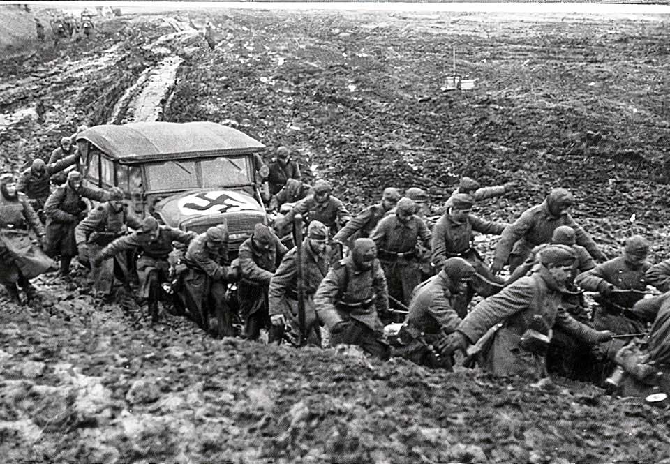 Infanterie-Regiment Großdeutschland körde med resten av Wehrmacht fast i den berömda ryska leran. Infanterie-Regiment Großdeutschland körde med resten av Wehrmacht fast i den berömda ryska leran.