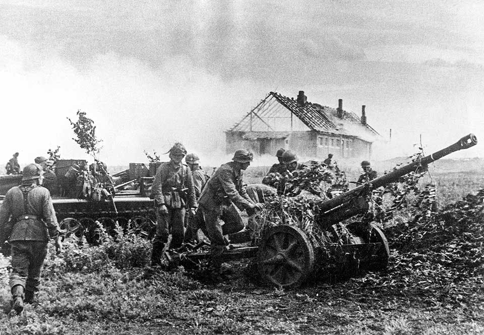 Några pansargrenadjärer försvarar en tyskockuperad by mot den sovjetiska motoffensiven någonstans i närheten av Smolensk under andra halvan av 1943. Några pansargrenadjärer försvarar en tyskockuperad by mot den sovjetiska motoffensiven någonstans i närheten av Smolensk under andra halvan av 1943.