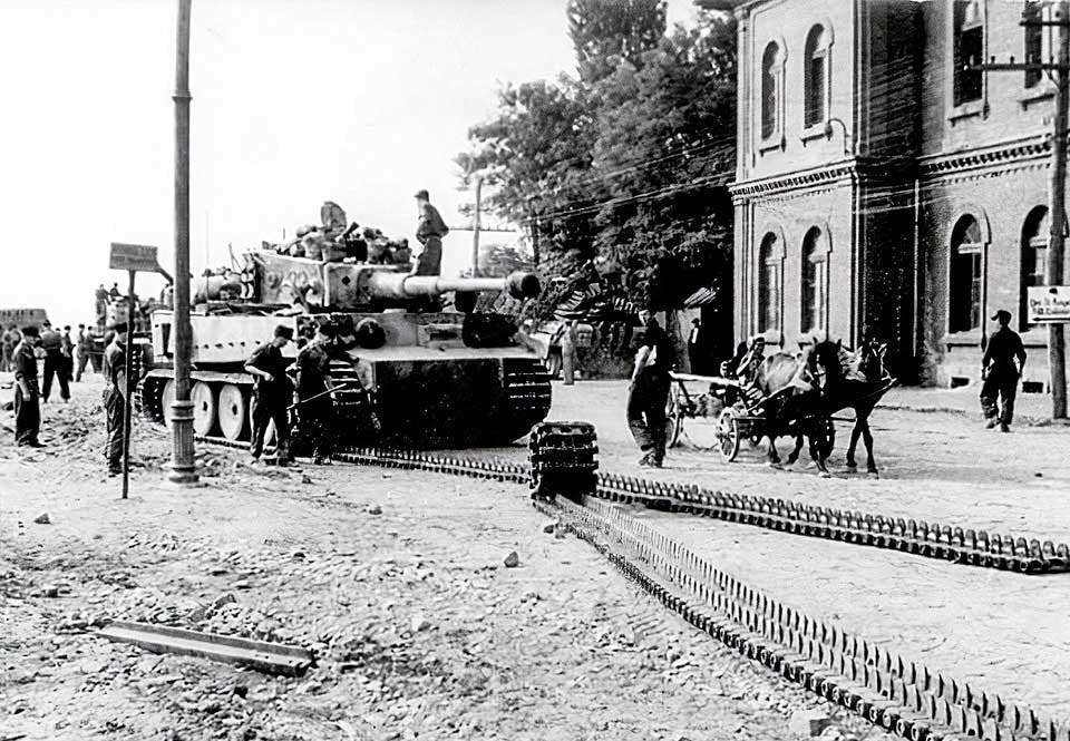 En tigertank tillhörande Großdeutschlands pansarregemente har fått banden avplockade på en järnvägsstation i Rumänien. En tigertank tillhörande Großdeutschlands pansarregemente har fått banden avplockade på en järnvägsstation i Rumänien.