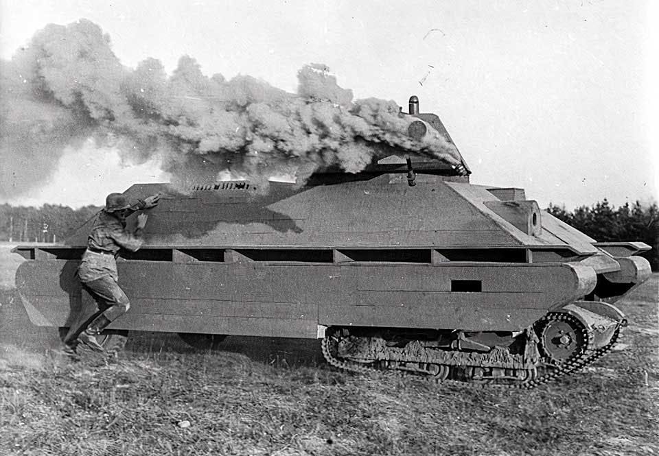 Den för oss okände mannen på bilden – sannolikt en rekryt – tränar stridsvagnsbekämpning i närstrid. Den för oss okände mannen på bilden – sannolikt en rekryt – tränar stridsvagnsbekämpning i närstrid.