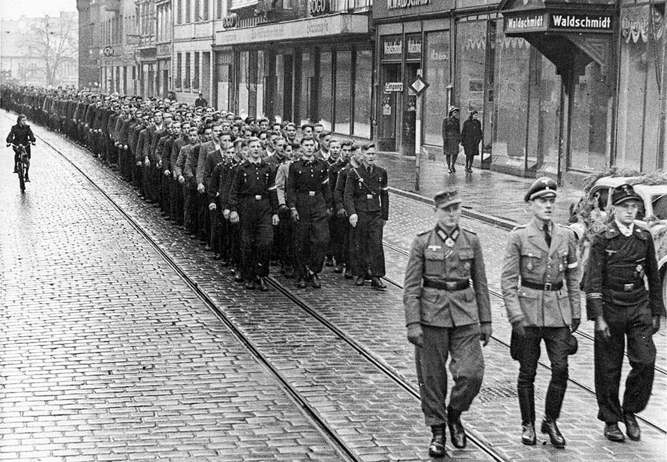 unga män från att anmäla sig som frivilliga i Großdeutschland unga män från att anmäla sig som frivilliga i Großdeutschland