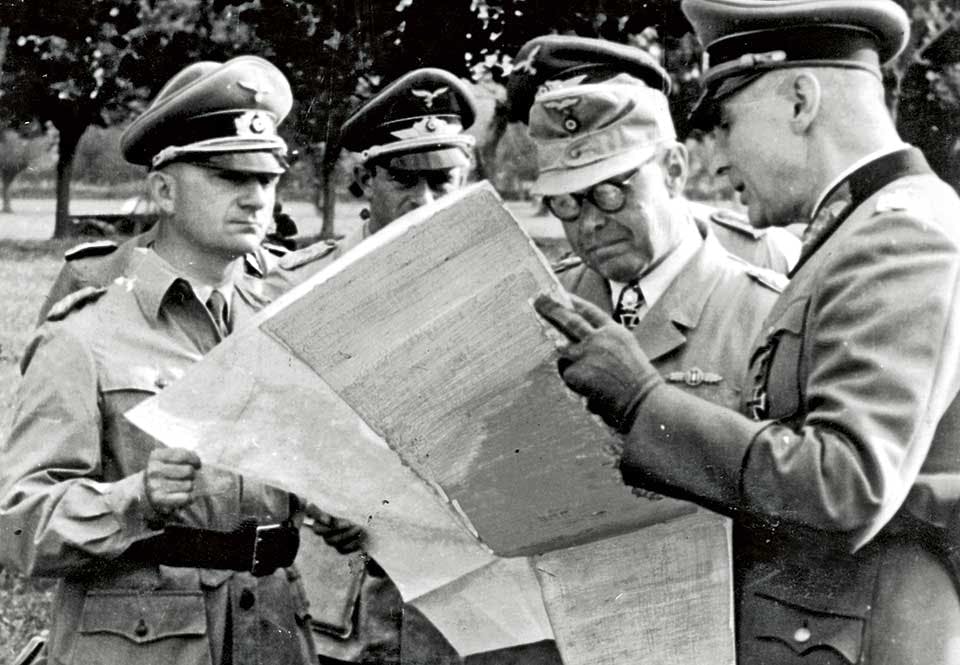 Kesselring (iförd glasögon) med stab Kesselring (iförd glasögon) med stab