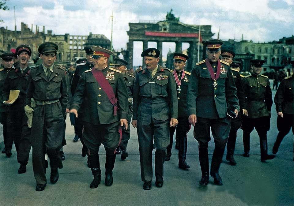 Den brittiske fältmarskalken Bernard Montgomery (i basker) flankeras av bland andra de sovjetiska kollegorna Georgij Zjukov (till vänster) och Konstantin Rokossovskij. Den brittiske fältmarskalken Bernard Montgomery (i basker) flankeras av bland andra de sovjetiska kollegorna Georgij Zjukov (till vänster) och Konstantin Rokossovskij.