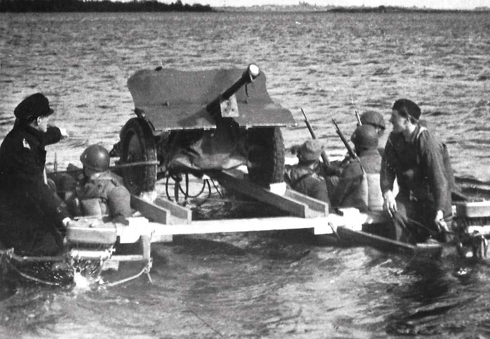 Soldater ur Danska brigaden övar på att transportera tung utrustning över vatten. Soldater ur Danska brigaden övar på att transportera tung utrustning över vatten.