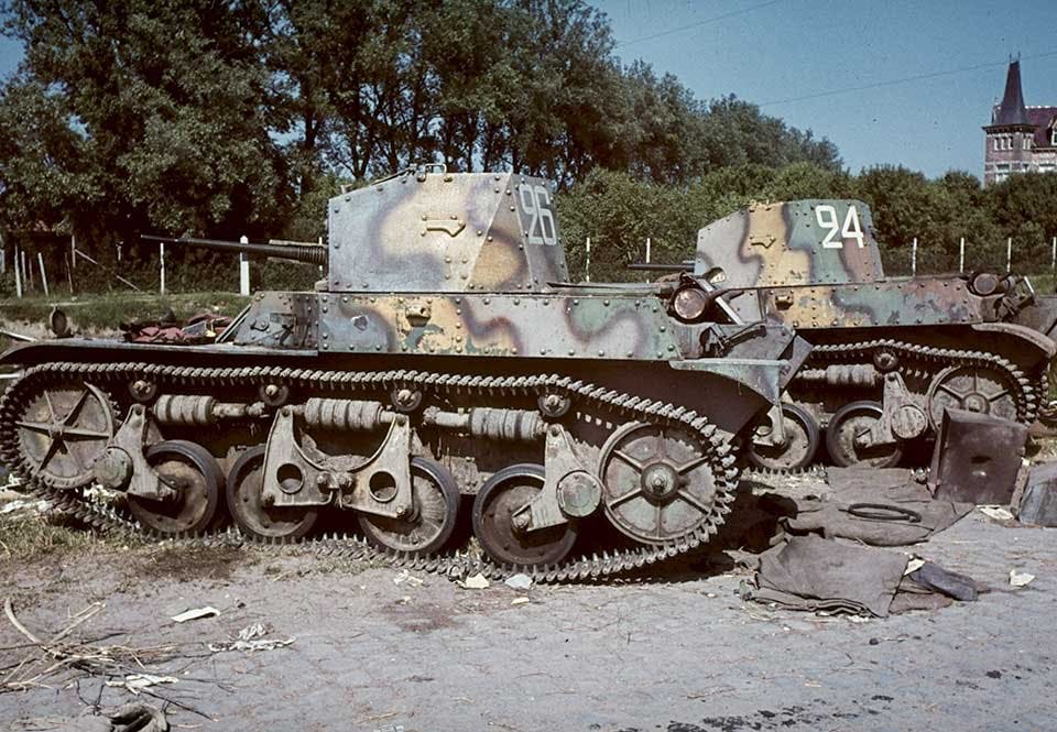 Övergivna franska stridsvagnar efter Frankrikes fall 1940