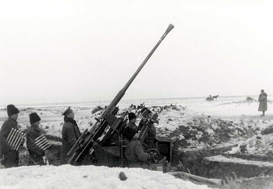 Rumänska soldater med en tysk 37 mm luftvärnskanon Rumänska soldater med en tysk 37 mm luftvärnskanon