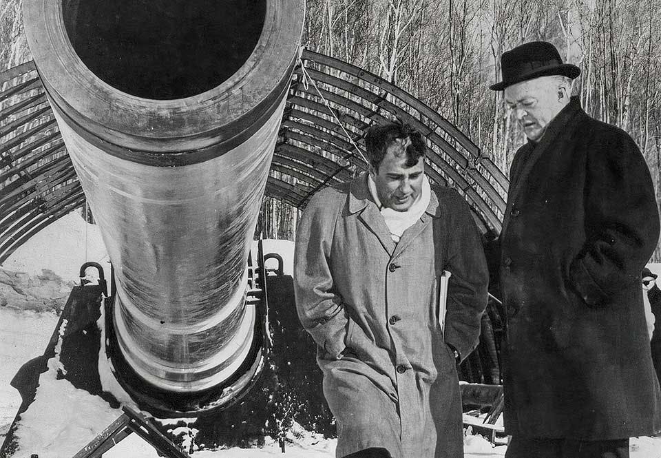 Gerald Bull och Québecs dåvarande premiärminister Jean Lesage Gerald Bull och Québecs dåvarande premiärminister Jean Lesage