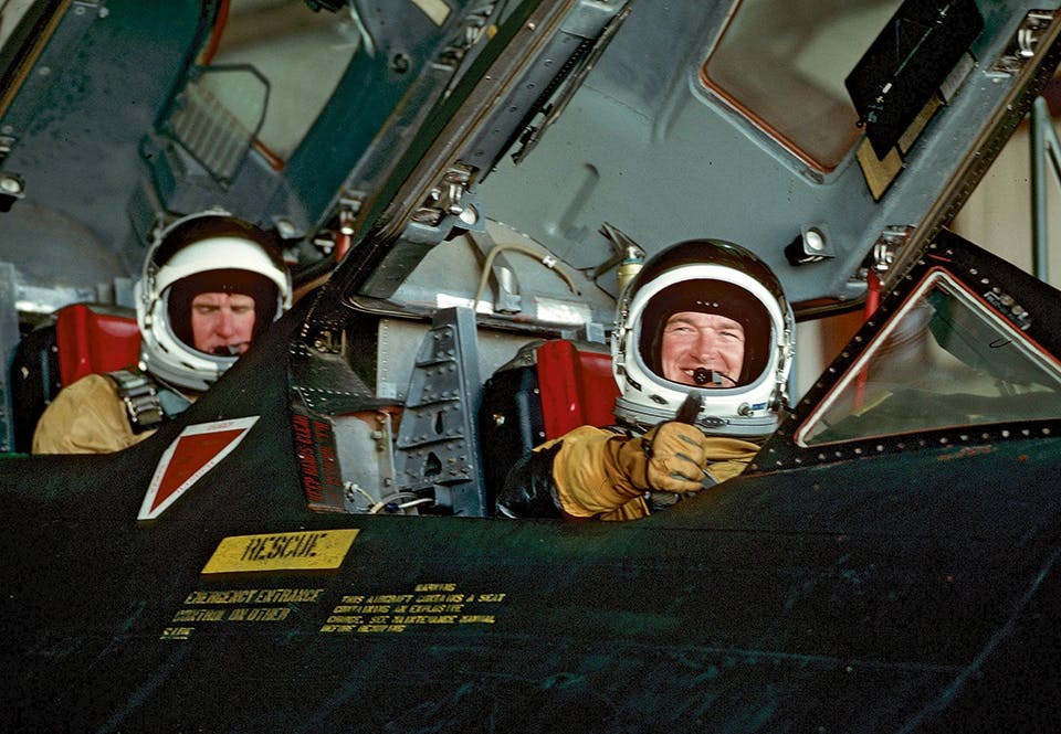 Pilot och systemoperatör på en SR-71 gör sig klara för start.