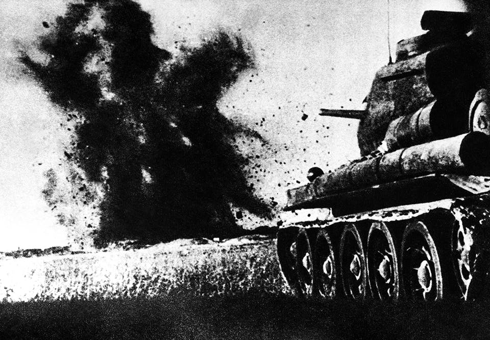 Sovjetisk T-34 i strid vid Kurskbågen 1943