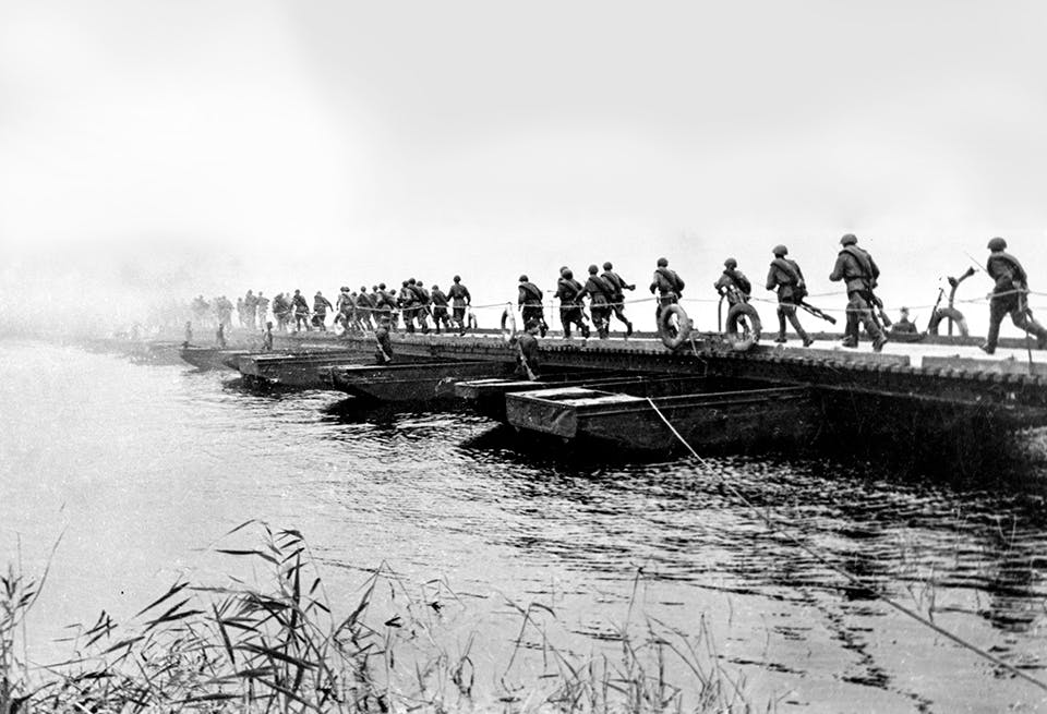 Sovjetiska trupper korsar floden Västra Bug